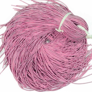 Peut inclure: Un lot de cordon métallique rose, parfait pour la fabrication de bijoux ou les projets d'artisanat.