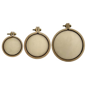 Può includere: Tre cerchi da ricamo in legno di diverse dimensioni. I cerchi sono in legno naturale e hanno un colore marrone chiaro. Sono perfetti per piccoli progetti di ricamo.