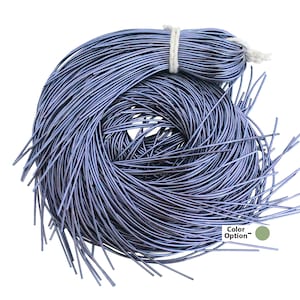 Könnte beinhalten: Eine Spule mit irisierendem blauem Draht, etwa 91 Meter lang, ist um sich selbst gewickelt. Der Draht ist dünn und flexibel und hat einen metallischen Glanz. Der Draht ist perfekt zum Basteln von Schmuck, zum Herstellen von drahtgewickelten Anhängern oder zum Hinzufügen eines Schimmers zu jedem Projekt.