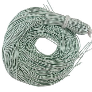 Könnte beinhalten: Eine Spule silberfarbenen Drahtes mit einem leicht grünlichen Metallic-Glanz. Der Draht ist fest gewickelt und bereit für Bastelprojekte.