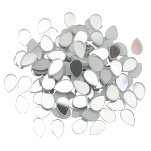 Puede incluir: Un montón grande de azulejos de espejo de forma de lágrima plateados. Los azulejos miden aproximadamente 2,5 cm de largo y tienen una superficie lisa y reflectante.