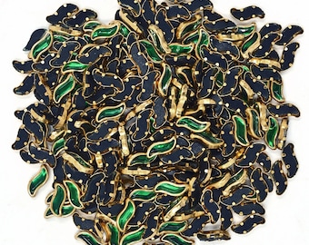 Op de afbeelding: Een verzameling decoratieve versieringen. Elk stuk heeft een marineblauw, bladvormig ontwerp met goudkleurige rand en kleine witte stippen. Sommige bladeren hebben een groene emaille accent.