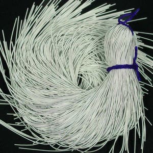 Peut inclure: Une grande bobine de fil argenté, enroulé serré. Le fil est fin et flexible, et il est parfait pour les projets d'artisanat.