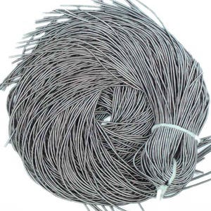 Puede incluir: Primer plano de un paquete de cordón de color plateado, enrollado apretado y listo para usar en proyectos de artesanía.