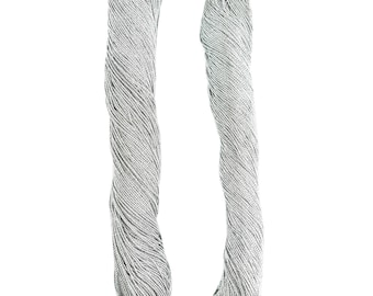 Könnte beinhalten: Zwei Spulen silbernen Metallic-Garn.