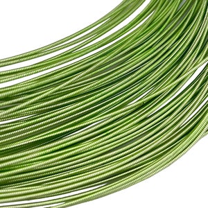 Puede incluir: Primer plano de un haz de alambre metálico verde. El alambre es delgado y tiene un ligero brillo.
