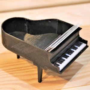 Porta biglietti da visita a forma di pianoforte a coda / Organizer da scrivania per ufficio stampato in 3D / Regalo unico per insegnanti di musica / Supporto per biglietti da visita in miniatura per pianoforte