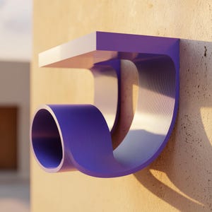 Könnte beinhalten: Moderne Wandregal mit einzigartigem Design. Es verfügt über eine geschwungene, violette Halterung und eine weiße Oberseite. Das Regal ist an einer beigefarbenen Wand befestigt, was einen auffälligen Kontrast erzeugt. Das Design ist minimalistisch und zeitgemäß.