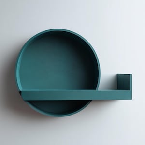 Può includere: Un set di tre tazze in ceramica con una glassa screziata color crema. Ogni tazza presenta un diverso motivo floreale dipinto a mano in tonalità di blu, verde e giallo. Le tazze hanno una forma semplice e arrotondata.