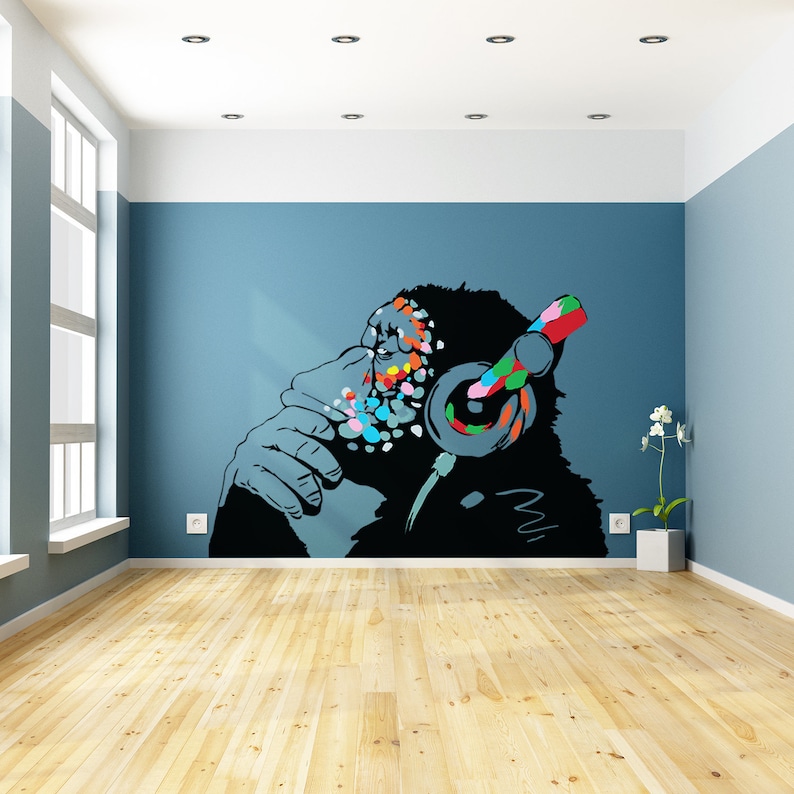 Singe Banksy avec casque autocollant mural grand Bansky pensant Dj chimpanzé vinyle autocollant musique Street Art Graffiti gorille penseur murale image 1