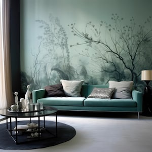 Peut inclure: Un canapé turquoise avec différents coussins est placé devant un mur avec un grand papier peint abstrait vert et gris représentant une scène de forêt.