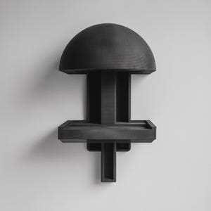 Puede incluir: Estantería de pared moderna y geométrica en negro mate. Presenta una parte superior en forma de media cúpula, sostenida por vigas verticales, con una balda rectangular debajo y una base en forma de T. Diseño minimalista y arquitectónico.
