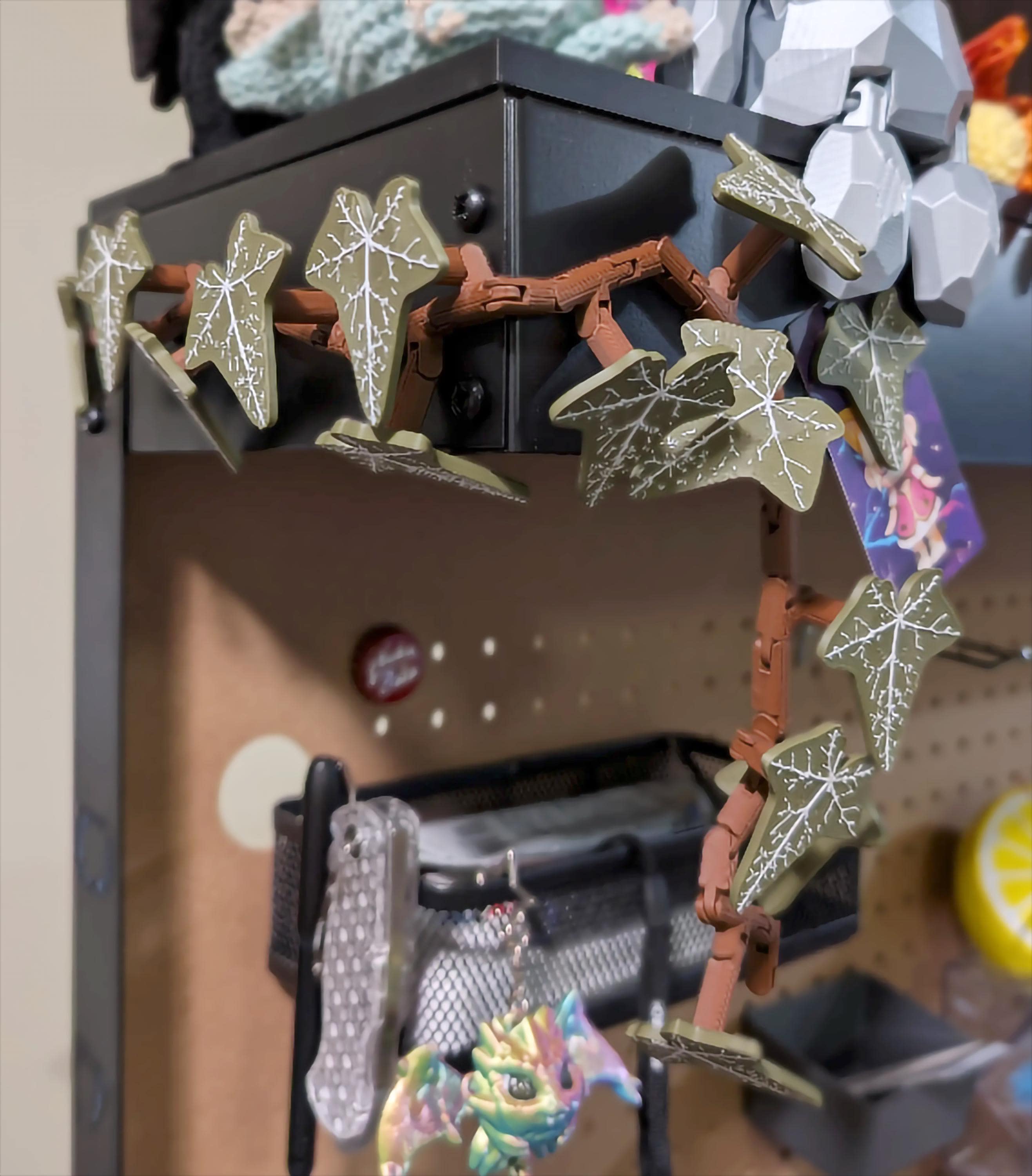 English Ivy Fridge Magnet | Flexible Climbing Magnet Vine | Articulated Ivy for Fridge | Magnetic Leaf Decor 3D Printed Ivy Magnet Organizer