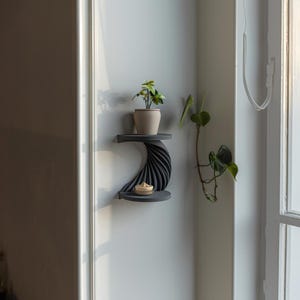 Spiralna półka ścienna drukowana w 3D | Nowoczesny, dwupoziomowy, wiszący ekspozytor narożny | Rzeźbiarski, minimalistyczny akcent dekoracyjny do współczesnych wnętrz zdjęcie 3