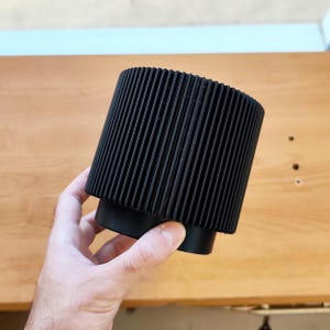 Vaso moderno nero stampato in 3D / Vaso per piante minimalista a coste / Vaso da interno contemporaneo / Regalo unico per gli amanti delle piante / Decorazione per la casa immagine 7