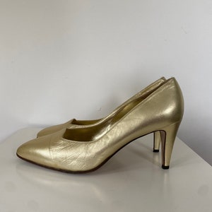 1980s gold pumps size 40