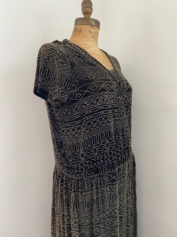 Rare 1920s hand beaded velvet dress! - image 3