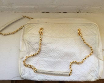 Cartera vintage de piel blanca acolchada Bruno Magli con cadena dorada