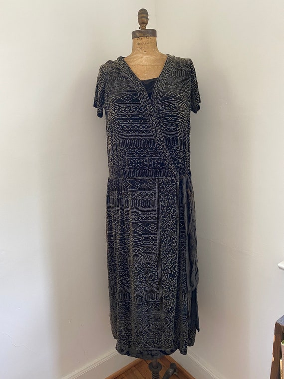 Rare 1920s hand beaded velvet dress! - image 4