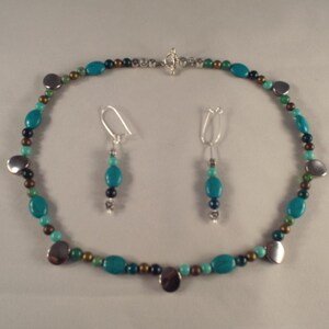 Set kralenketting vastgezet met knevelglas 20" en niervormige steekoorbellen vintage sieraden, etnische sieraden Cadeau onder de 25