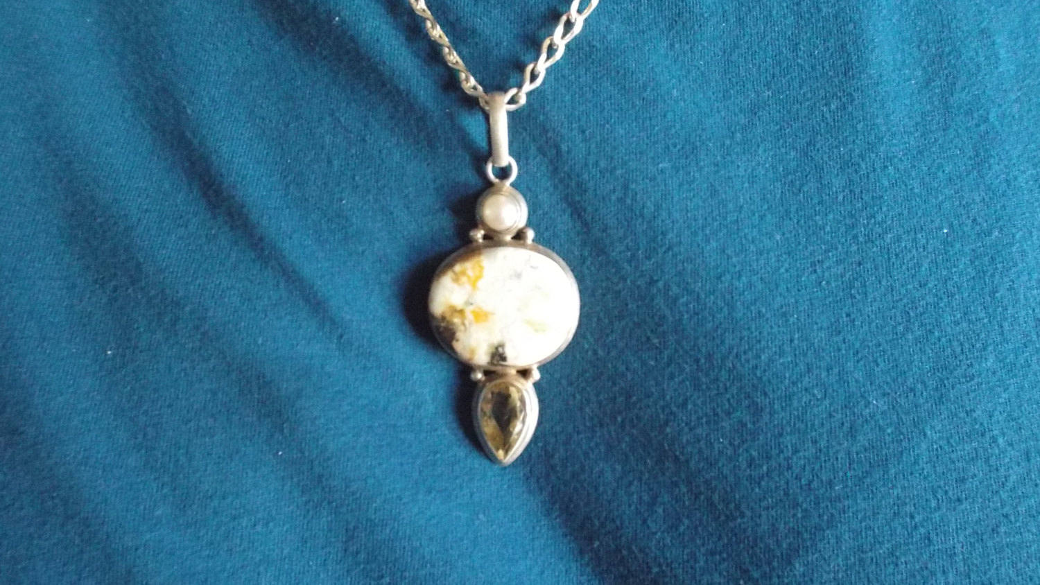 Gestempelter Sterlingsilber 925 MD Anhänger mit italienischer Sterlingkette 18,65 Gramm 19 "lang AMBER, ethnischer Schmuck, Vintage-Schmuck