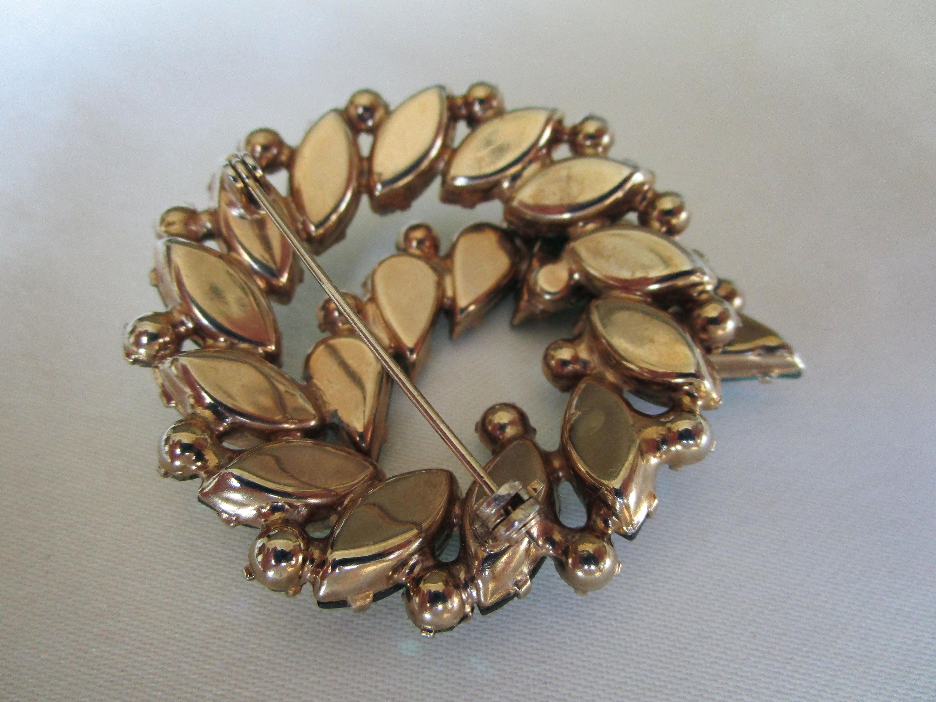 Broche Vintage Vague Argentée – Strass Irisés – Bijou Fantaisie