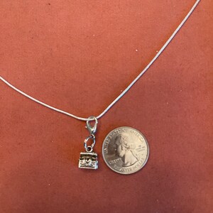 Cofres del tesoro con botín de piratas en tono plateado en una cadena plateada de 18" Hombres/Mujeres