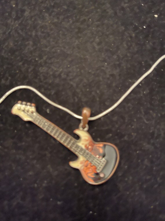 Electric guitar "2x 1" ON a 18" silver  tone chain