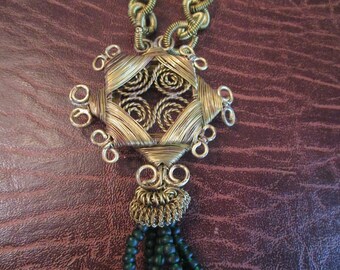 Vintage Schmuck Statement Stück Goldfarbend Länge 41 Zoll Burmese Ethnic Schmuck Grün 6 Reihen Quaste an der Unterseite