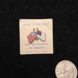 Rev Rex Hubbard TV Minaturen Anstecknadel mit Amerikanischer Flagge auf original Karte