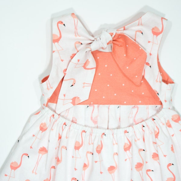 Robe de flamant de coton de filles - flamants roses de robe de soleil d'enfant en bas âge - tenue de partie d'anniversaire pour la petite fille - robe de bébé inspirée de coton de cru