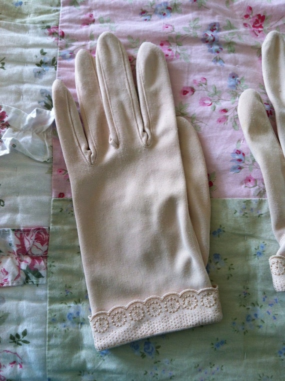 Vintage beautiful Tan Ladies Gloves - image 3