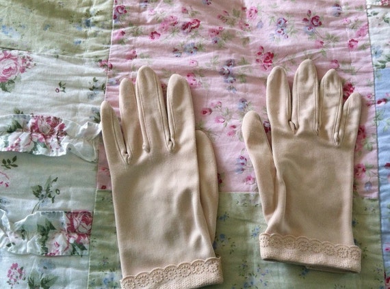 Vintage beautiful Tan Ladies Gloves - image 1