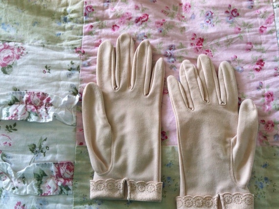 Vintage beautiful Tan Ladies Gloves - image 2