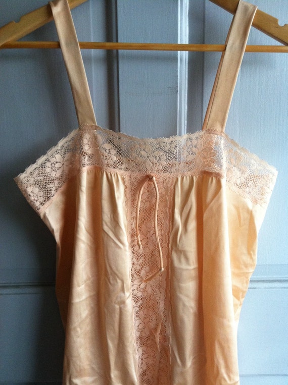 Vintage Peach Vanity Fair Lingerie Top With Lace - image 1