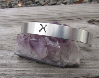 Pulsera de Piscis, Joyas del zodiaco estampadas a mano, Regalo de cumpleaños de Piscis, Cumpleaños de marzo, Joyas de astrología, Joyas de Piscis