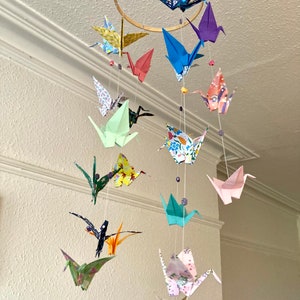 Kit fai da te - Mobile di carta a forma di gru origami, regalo per baby shower, attività per baby shower, idea regalo per future mamme e futuri papà, idea regalo per genitori creativi