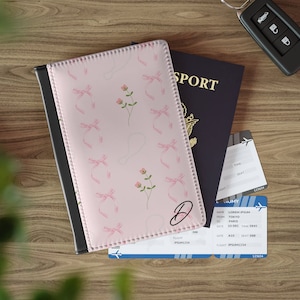 Funda para pasaporte personalizada con diseño de coqueta, diseño de lazo coqueto, billetera de viaje personalizada, regalo de viaje