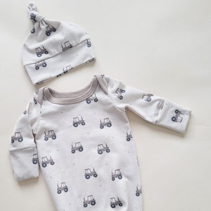 Babytractoroutfit | babyjurk met knoop | babyjurk | pasgeboren babykleding | essentials voor pasgeborenen | baby mee naar huis nemen | neutrale babykleding