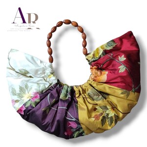 Borsa farfalla a mezzaluna、fatta a mano、manici diversi per ogni modello: Simil bambù、perle in Legno、resina。チウスラボットン