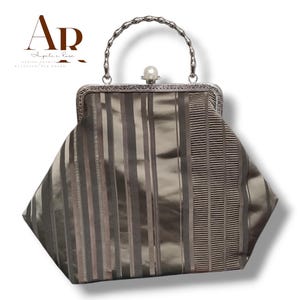 Borsa clic clac in velluto con fodera e tasca interna, manico in metallo con tracollina in catena
