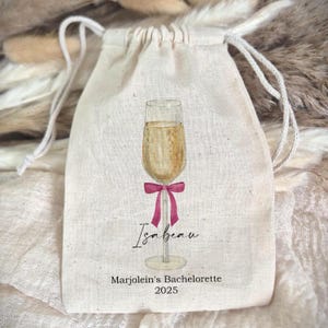 Pochettes champagne pour enterrement de vie de jeune fille : kit gueule de bois en mousseline de coton