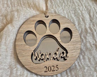 Adorno navideño personalizado con forma de pata de perro: chapa de roble grabada con láser