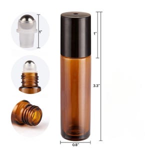 K&ouml;nnte beinhalten: Eine bernsteinfarbene Glas-Roll-on-Flasche mit schwarzem Deckel und Metalleinsatz. Die Flasche ist 8,38 cm hoch und hat einen Durchmesser von 2,03 cm, der Deckel ist 2,54 cm hoch. Der Roll-on-Einsatz misst ebenfalls 2,54 cm in der H&ouml;he.