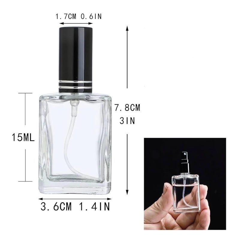 K&ouml;nnte beinhalten: Eine durchsichtige Glasspr&uuml;hflasche mit schwarzem Verschluss und silbernen Ringen, mit einem Fassungsverm&ouml;gen von 15 ml. Die Ma&szlig;e betragen 1,7 cm Breite oben, 3,6 cm Breite an der Basis und 7,8 cm H&ouml;he, mit einem sichtbaren Spr&uuml;hr&ouml;hrchen.