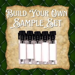 Op de afbeelding: Afbeelding van vijf kleine glazen monsterflesjes met zwarte doppen en witte etiketten. De flesjes worden weergegeven tegen een achtergrond in perkamentstijl met de tekst "BUILD YOUR OWN SAMPLE SET" in elegant wit script. De achtergrond is groen en gewatteerd.