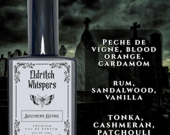 Puede incluir: Un frasco de 30ml de eau de parfum Eldritch Whispers Southern Gothic. La etiqueta presenta una ilustración de una polilla y texto que enumera notas de peche de vigne, naranja sanguina, cardamomo, ron, sándalo, vainilla, tonka, cashmeran y pachulí.