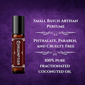 K&ouml;nnte beinhalten: Eine kleine bernsteinfarbene Glas-Roll-on-Flasche mit schwarzem Verschluss und einem dunkelroten Etikett mit dem Text CONSUMPTION. Der Text rechts lautet Small Batch Artisan Perfume, Phthalate, Paraben, and Cruelty Free und 100% Pure Fractionated Coconuted Oil.