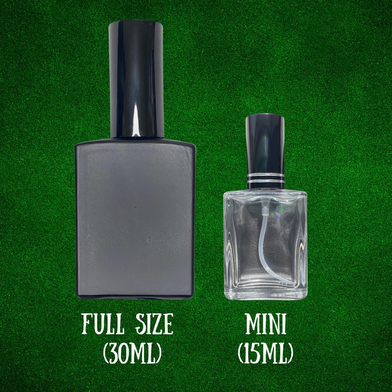 K&ouml;nnte beinhalten: Eine mattschwarze rechteckige Spr&uuml;hflasche mit der Aufschrift FULL SIZE (30ML) und eine durchsichtige rechteckige Glasspr&uuml;hflasche mit der Aufschrift MINI (15ML). Beide Flaschen haben schwarze zylindrische Kappen auf gr&uuml;nem Grund.