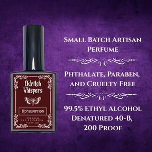 K&ouml;nnte beinhalten: Ein rechteckiger Glasparf&uuml;mflakon mit schwarzem Verschluss und einem dunkelroten Etikett, das eine Mottenillustration sowie den Text Eldritch Whispers Consumption Premium Eau de Parfum Fill Wt. 30ml zeigt. Das Etikett enth&auml;lt Produktdetails.